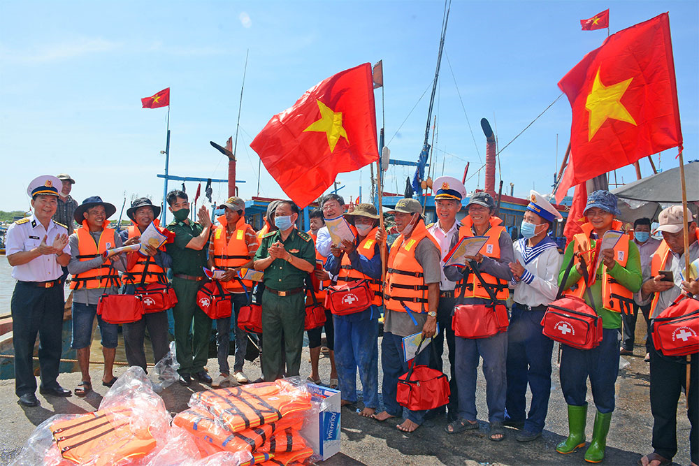 Đồng hành, hỗ trợ ngư dân vươn khơi bám biển
